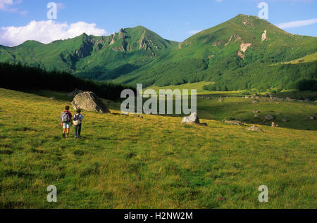 Gli escursionisti, Vallée de la Fontaines Salées valley, Massif du Sancy, Auvergne Francia, Europa Foto Stock