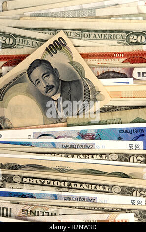 Yen, la banconota tra varie altre banconote Foto Stock