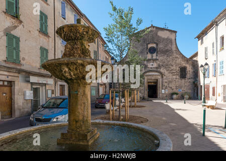 La piazza del paese con la fontana e la chiesa, Solliès-Toucas, Regione Provence-Alpes-Côte d'Azur, Francia sudorientale Foto Stock