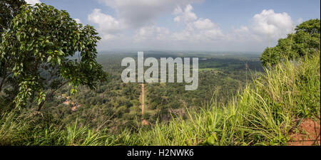 Sigiriya (Lion Rock). Mostra la vista ad ovest inclusi i giardini d'acqua e Sigiriya Tempio a distanza Foto Stock