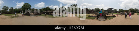 Panorama 360° colpo al fulcro di Polonnaruwa, il Dalada Maluwa (hall del dente reliquia), un sacro edificio 12 precinct Foto Stock
