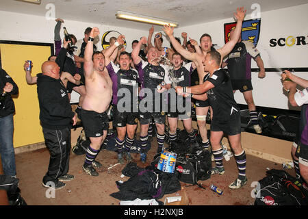 Romford celebrare la graffatura del campionato della Lega - Ipswich RFC vs Romford & Gidea Park RFC - London & South East Division due Nord Rugby - 31/03/12 Foto Stock