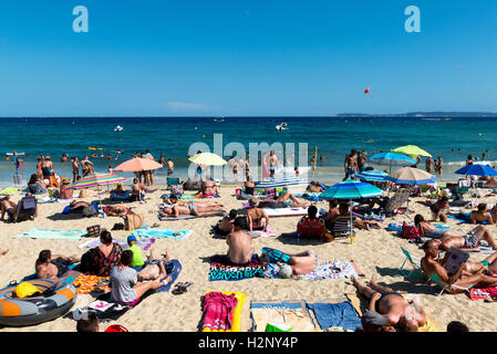 Spiaggia pranzo con i vacanzieri, Le Lavandou area, Regione Provenza-Alpi-Costa Azzurra, Francia Foto Stock