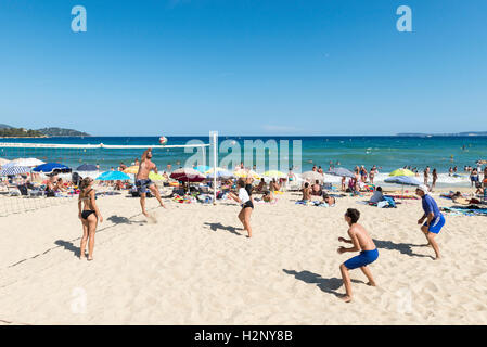 I villeggianti giocare a beach volley, Le Lavandou area, Regione Provenza-Alpi-Costa Azzurra, Francia Foto Stock