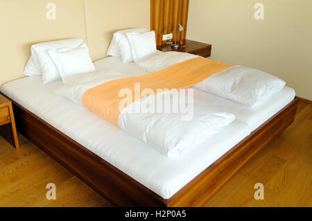 Moderne in legno letto matrimoniale. Foto Stock