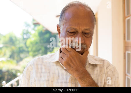 Closeup ritratto, imbronciato anziano pensionato, abbattuto cupo, isolato al di fuori all'aperto home contesto Foto Stock
