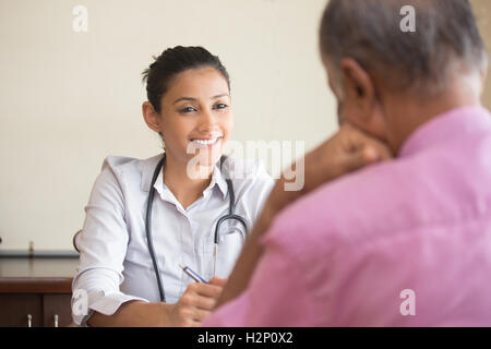 Closeup ritratto, la paziente parla buone notizie conversazione al professionista sanitario, isolato sfondo interni Foto Stock