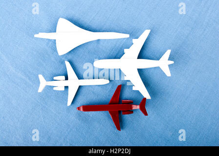 Alcuni aerei in un roe su sfondo blu Foto Stock