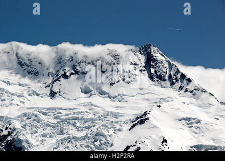 Le nubi lentamente il flusso sulle montagne innevate al parco nazionale di Mount Cook, Nuova Zelanda. Foto Stock