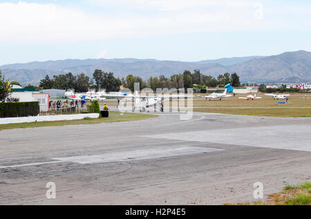 Gruppo di paracadutisti in attesa di salire a bordo di un aeromobile leggero Pilatus PC-6, all'aeroporto di Castellon de la Plana (Spagna) Foto Stock