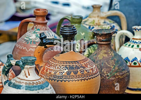 Il rumeno tradizionale di ceramica a forma di brocche, dipinti con motivi specifici per area di Banat, Transilvania. Foto Stock