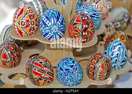 Tradizionale e dipinto e decorate le uova di Pasqua esposti per la vendita ad una tradizionale fiera. Specifico per la N-e della Romania. Foto Stock