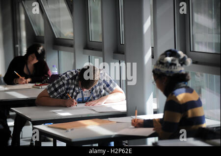 Immagine STOCK studenti del college lavorare duro per la loro formazione in aula. Foto Stock