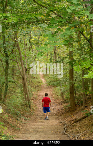 ARLINGTON, VIRGINIA, STATI UNITI D'AMERICA - Boy trekking sul Sentiero. Foto Stock