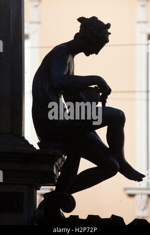 Naiad versando acqua sopra le sue gambe. Statua in bronzo olandese scultore manierista Adriaen de Vries sul Hercules Fontana in Augsbu Foto Stock