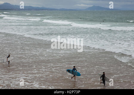 Navigare nel Golfo di Biscaglia al La Côte des Basques Beach a Biarritz, Paesi Baschi francesi, Francia. Il Paese Basco in Foto Stock