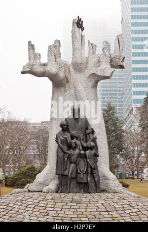 Varsavia, Polonia - 6 Marzo 2015: Monumento a Janusz Korczak - un ebreo-educatore polacco, scrittore, pediatra. Foto Stock