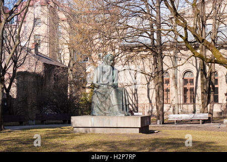 Vilnius, Lituania - 18 Marzo 2015: Monumento di scrittore lituano Zemaite (Julija Beniuseviciute-Zymantiene). Foto Stock