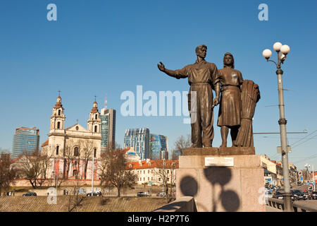 Vilnius, Lituania - 16 Marzo 2015: realismo sovietico gruppo scultoreo "Agricoltura" sul ponte verde. Foto Stock