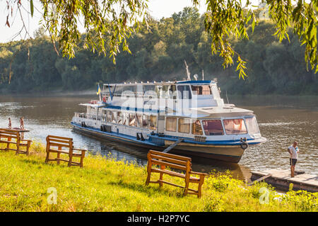 Paesaggio con promenade motonave Kazbek sulla riva del fiume Desna in prossimità di Chernihiv, Ucraina Foto Stock