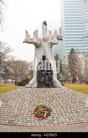 Varsavia, Polonia - 6 Marzo 2015: Monumento a Janusz Korczak - un ebreo-educatore polacco, scrittore, pediatra. Foto Stock