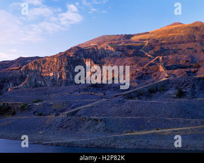 Vedi NE del Victoria Incline, gallerie a gradini (ponciau) e punte di ardesia rifiuti delle Cave Dinorwic, Llanberis, Galles, Regno Unito: Lavorato 1809-1969. Foto Stock