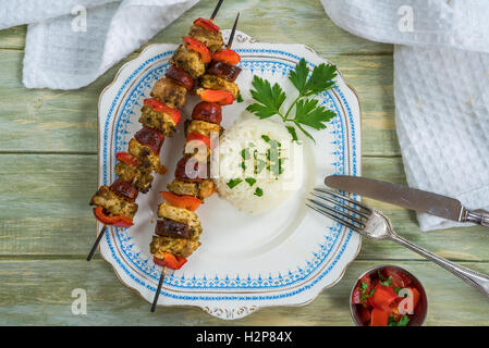 Grigliate di carne kebab, salamino piccante e pepe rosso su spiedini Foto Stock