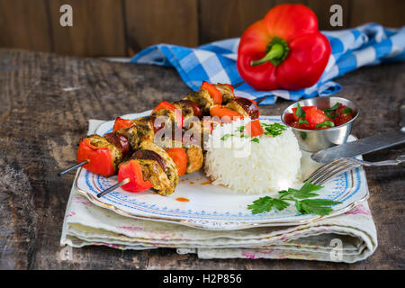 Grigliate di carne kebab, salamino piccante e pepe rosso su spiedini Foto Stock