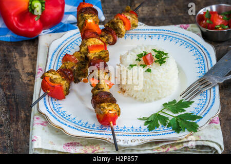 Grigliate di carne kebab, salamino piccante e pepe rosso su spiedini Foto Stock