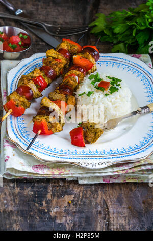 Grigliate di carne kebab, salamino piccante e pepe rosso su spiedini Foto Stock