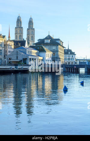 Vista del Grossmunster (grande minster) la Chiesa e il fiume Limmat a Zurigo, Svizzera Foto Stock