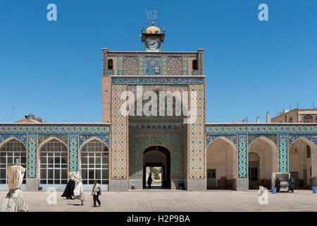 Kerman, Masjed-e Jameh, porta vista dal cortile interno Foto Stock