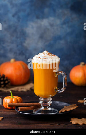 Pumpkin spice latte, smoothie, Boozy cocktail Foto Stock