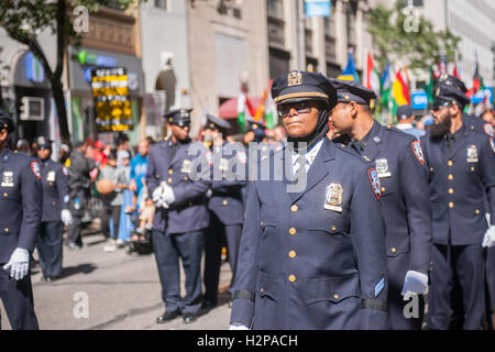 Correzioni ufficiali della fede musulmana marzo su Madison Avenue a New York Domenica, Settembre 25, 2016 in American parata musulmano. La parata annuale, ora nel suo trentunesimo anno celebra la diversità e il patrimonio della cultura islamica. I partecipanti marzo giù Madison Avenue terminante in una fiera di strada. (© Richard B. Levine) Foto Stock