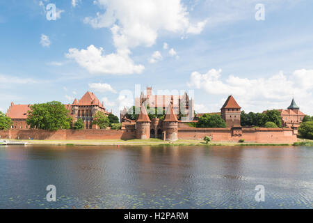 Castello di Malbork, Malbork, Gdansk, Pomerania, Polonia - visto oltre Nogat Foto Stock