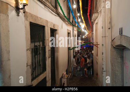 Via durante il Santos Populares in Alfama, Lisbona (Portogallo) Foto Stock