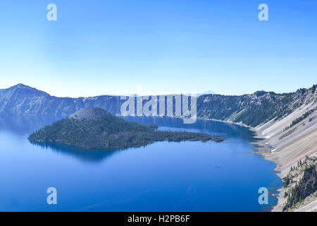 Il lato sud del cratere del lago ed il Wizard Island, il Parco nazionale di Crater Lake, Oregon, Stati Uniti d'America, come visto dall'entrata nord vista Foto Stock