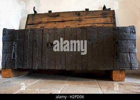 La vecchia cassa di legno in camera. Cassapanche medioevale con decorazioni in ferro. Foto Stock