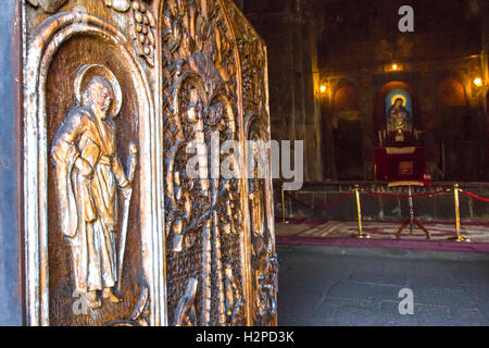 Rilievi che rappresenta San Gregorio l Illuminatore, sulla porta di legno della chiesa di Sevan in Armenia. Foto Stock