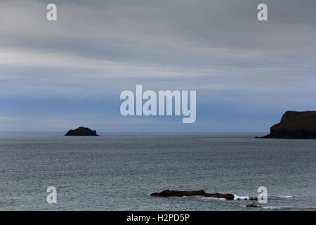 Vista lungo la costa da roccia vicino a Padstow, Cornwall Foto Stock