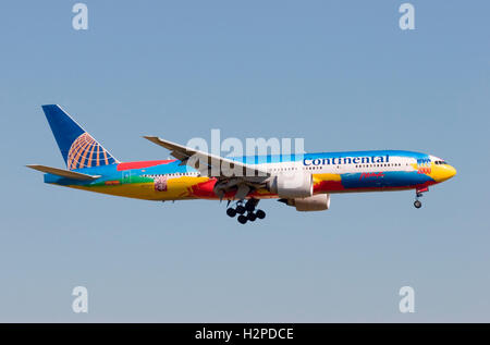 N77014 Continental Airlines Boeing 777-224ER in una speciale Peter Max progettato New York Millennium livrea. Foto Stock