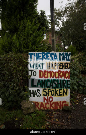 Anti-fracking segni nel villaggio di Wharles, vicino al sito proposto a Roseacre legno, Lancashire dove fracking Cuadrilla impresa è stato dato il permesso di intraprendere la costruzione e la prova di scisto di estrazione di gas. Il 6 ottobre, 2016 del governo del Regno Unito europee segretario, Sajid Javid, accettato un appello da Cuadrilla contro una precedente decisione di ruotare verso il basso i loro piani di frack su siti sulla costa di Fylde. Foto Stock