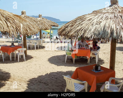 ACAPULCO, Messico - 11 Marzo 2006 : la gente a mangiare in un ristorante sulla spiaggia in Acapulco, Messico. Foto Stock