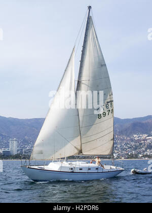 ACAPULCO, Messico - 11 Marzo 2006 : una barca a vela vela in Acapulco Bay in Acapulco, Messico. Foto Stock