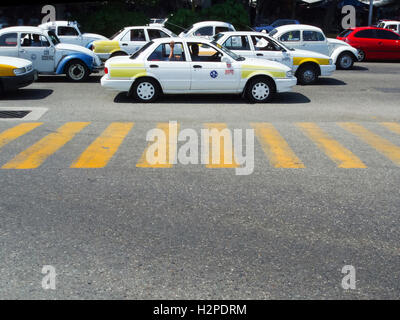 ACAPULCO, Messico - 11 Marzo 2006 : il traffico intenso sulla strada e crosswalk pedonale in Acapulco, Messico. Foto Stock