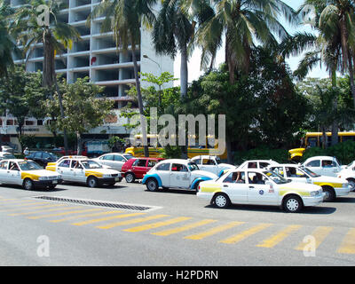 ACAPULCO, Messico - 11 Marzo 2006 : il traffico intenso sulla strada in Acapulco, Messico. Foto Stock