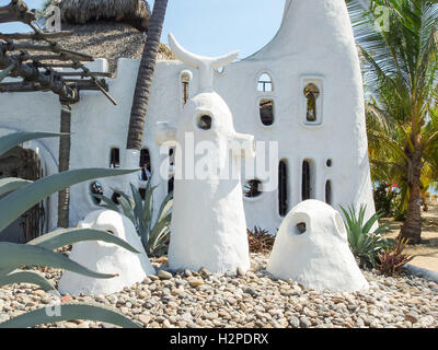 ACAPULCO, Messico - 11 Marzo 2006 : l'architettura inusuale del ristorante in spiaggia in Acapulco, Messico. Foto Stock