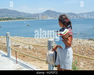 ACAPULCO, Messico - 11 Marzo 2006 : un messicano donne cappelli vendita on shore in Acapulco, Messico. Foto Stock