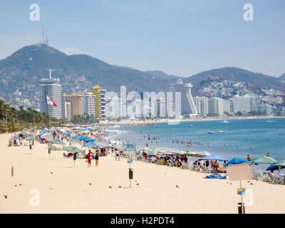 ACAPULCO, Messico - 11 Marzo 2006 : la gente sulla spiaggia con una vista della città di grattacieli in Acapulco, Messico. Foto Stock