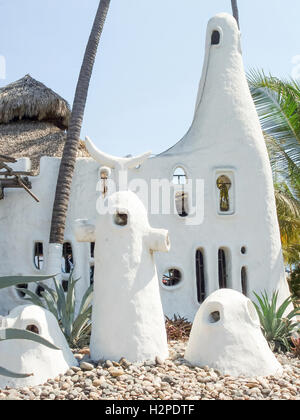 ACAPULCO, Messico - 11 Marzo 2006 : l'architettura inusuale del ristorante in spiaggia in Acapulco, Messico. Foto Stock